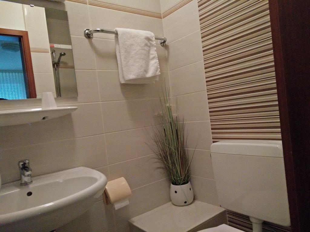 Hotel Alfa Neu-Isenburg Rum bild